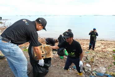 Peringati Hari Lingkungan Hidup Sedunia, PLN Batam Gelar Aksi Bersih Pantai Tanjung Uma