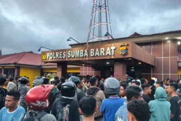 TNI bantu Polres Sumba Barat redam ketegangan massa