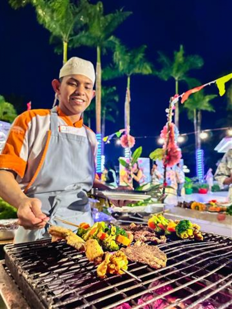 Harris Resort Waterfront Batam Resmi Luncurkan Hawaiian BBQ Party: Sensasi Liburan Tropis dengan Kuliner Premium Setiap Malam Minggu