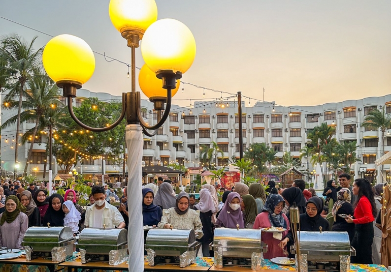 Puncak Keseruan Berbuka Puasa di Kedai Desa Ramadan HARRIS Resort Waterfront Batam, Nikmati Undian Berhadiah dan Kesempatan Menginap Setiap Hari!