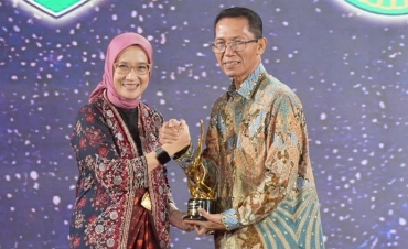 Batam Peduli Layanan Publik dan Keterbukaan Informasi, Amsakar Terima Penghargaan