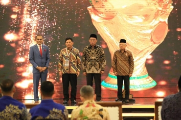 Wapres Ma'ruf Amin Berikan Penghargaan UHC Awards kepada 493 Kepala Daerah