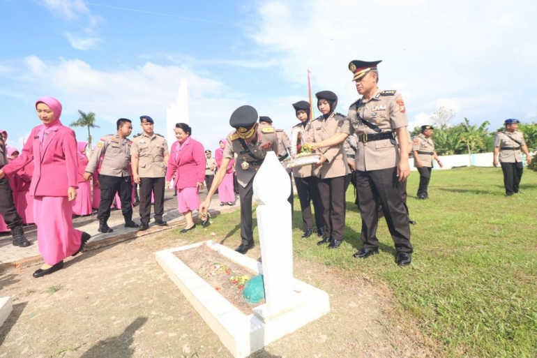 WAKAPOLDA KEPRI PIMPIN UPACARA ZIARAH DAN TABUR BUNGA MAKAM PAHLAWAN