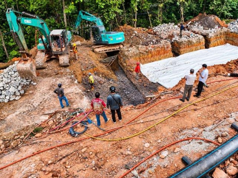 BP Batam Kebut Perbaikan Jalan Depan Hotel Vista, Masyarakat Diimbau Berhati-Hati