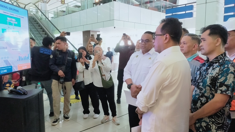 Menteri Perhubungan Republik Indonesia, Budi Karya Sumadi, berkesempatan untuk mengunjungi Pelabuhan Domestik dan Internasional Sekupang, Kota Batam