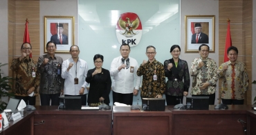 OJK PERKUAT SINERGI DENGAN KOMISI PEMBERANTASAN KORUPSI MEMBANGUN INDUSTRI JASA KEUANGAN YANG SEHAT 