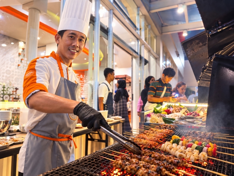 Nikmati Akhir Pekan Spesial, Harris Hotel Batam Center Luncurkan Promo "Saturday Night Grill: All You Can Eat Buffet & Live Cooking"