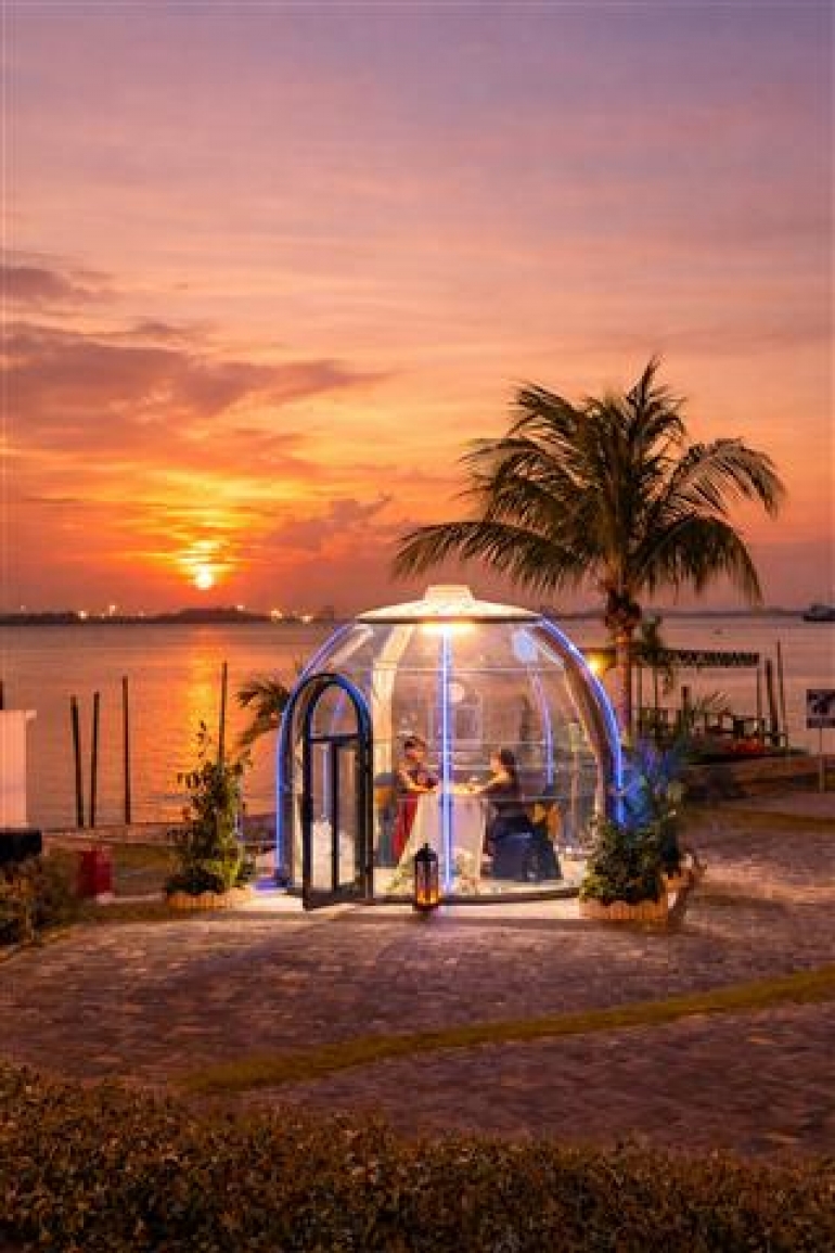 Rayakan Cinta dalam "Dome" Transparan: Paket Candlelit Dinner Eksklusif dengan View Sunset Terbaik di Batam Kini Hadir