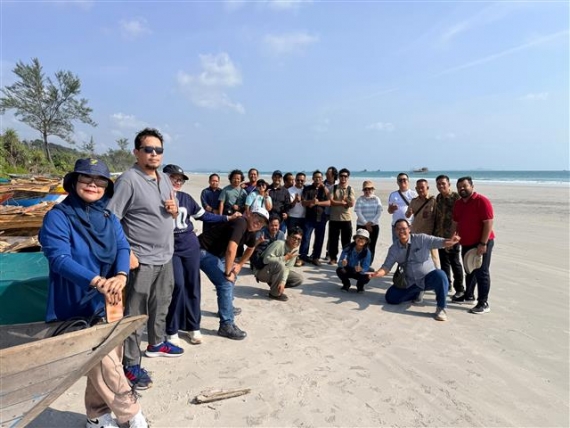 Lingga Punya Pantai Cantik Dengan Hamparan Pasir Luas,Bersih Dan Bebas Biaya Masuk
