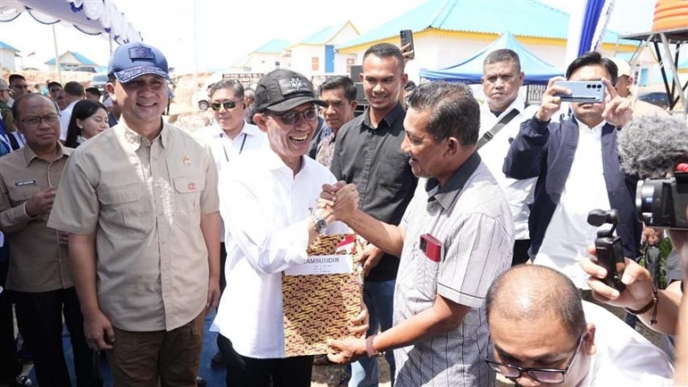 Kepala BP Batam Dampingi Menteri Transmigrasi RI Serahkan 94 SHM ke Warga Rempang