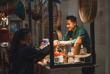 PERAYAAN TAHUN KE-2 ANGKRINGAN TERAS HARRIS BERTABUR HADIAH MENARIK DAN HIBURAN MUSIK TRADISIONAL ANGKLUNG