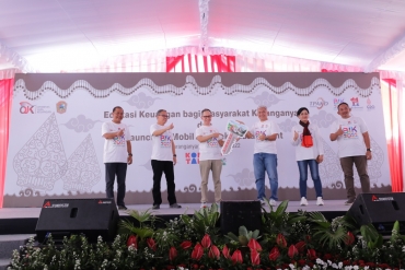 OJK LUNCURKAN SARANA INFORMASI MOBIL LITERASI DAN EDUKASI KEUANGAN BAGI MASYARAKAT