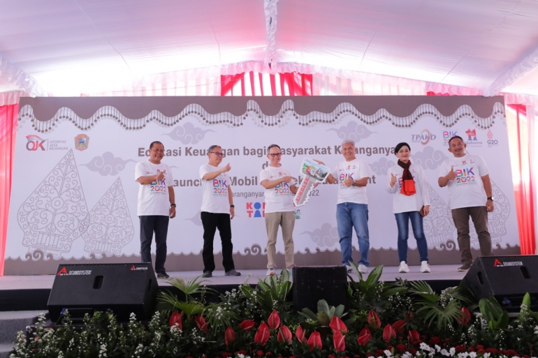 OJK LUNCURKAN SARANA INFORMASI MOBIL LITERASI DAN EDUKASI KEUANGAN BAGI MASYARAKAT