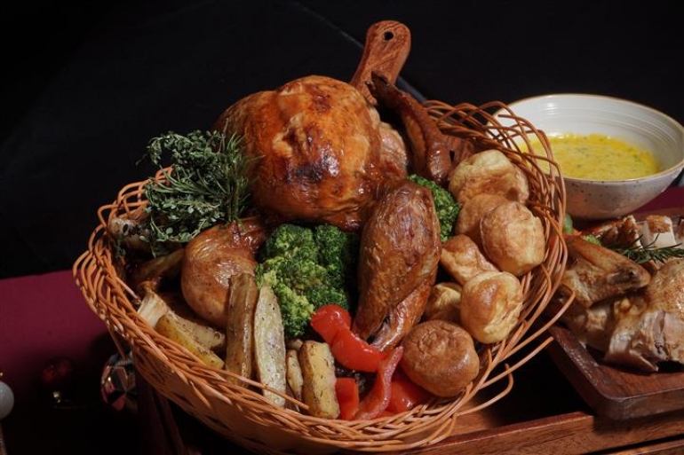Kolaborasi Dua Chef Internasional Hadirkan Perayaan Natal dan Tahun Baru dengan Sentuhan Nusantara di Oakwood Grand Batam