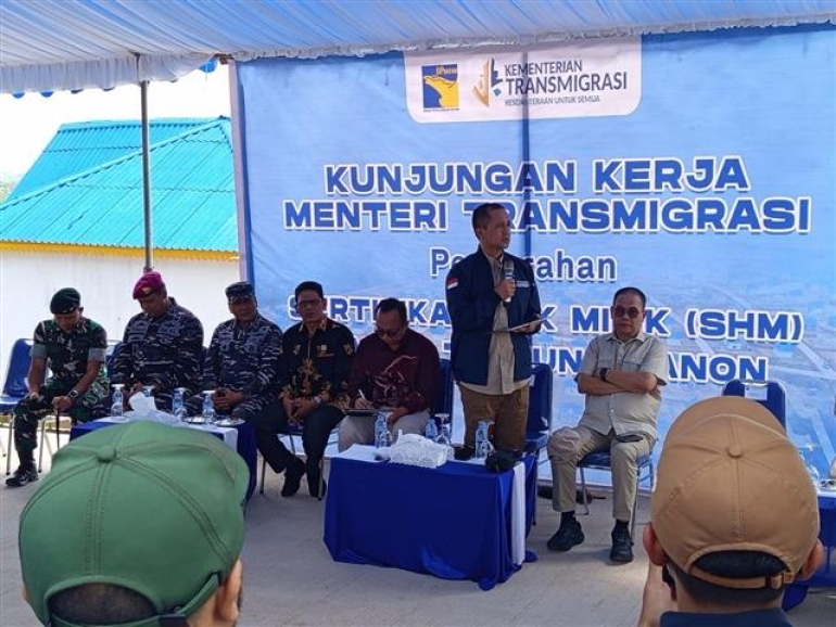 Menteri Transmigrasi Menyerahkan 45 Sertifikat Hak Milik Bagi Warga Tanjung Banon