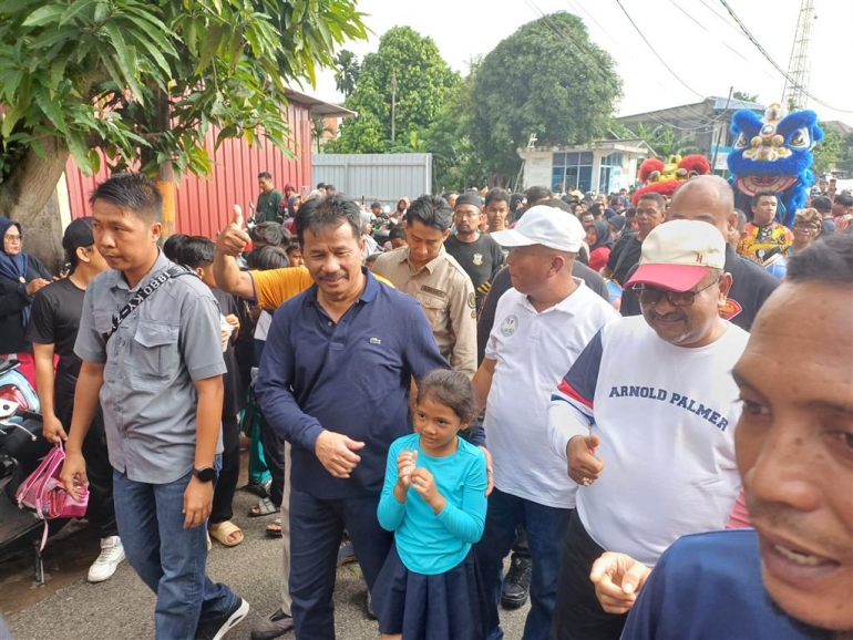 Dielu-elukan Sepanjang Jalan, Rudi-Rafiq Jalan Santai bersama Ribuan Warga Karimun