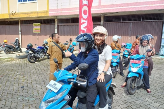 Wamendukbangga naik motor distribusikan MBG 3B di Tanjungpinang