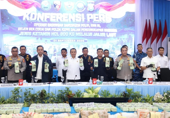 BARESKRIM POLRI, BNN RI, BEA CUKAI DAN POLDA KEPRI UNGKAP JARINGAN NARKOBA INTERNASIONAL, SITA 800 KG KETAMIN HCL