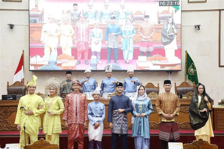 Perda LAM Kota Batam Disahkan, Busana Adat Melayu Tampil Memukau di Sidang Paripurna