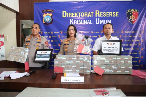 DITRESKRIMUM POLDA KEPRI UNGKAP JARINGAN PROMOSI JUDI ONLINE INTERNASIONAL, LIMA TERSANGKA DAN ASET MILIARAN RUPIAH DIAMANKAN