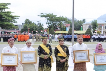 Kepala Perwakilan Bank Indonesia Provinsi Kepulauan Riau Menerima Penghargaan Sebagai Tokoh Pengendali Inflasi Daerah Provinsi Kepulauan Riau Tahun 2023