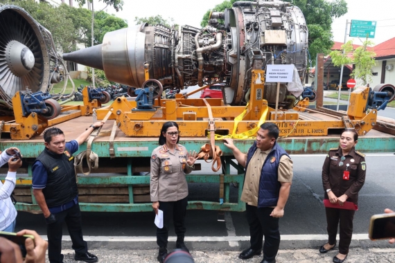 POLDA KEPRI BONGKAR IMPOR ILEGAL 3 MESIN PESAWAT DARI SINGAPURA, NILAINYA DIPERKIRAKAN RP30 MILIAR