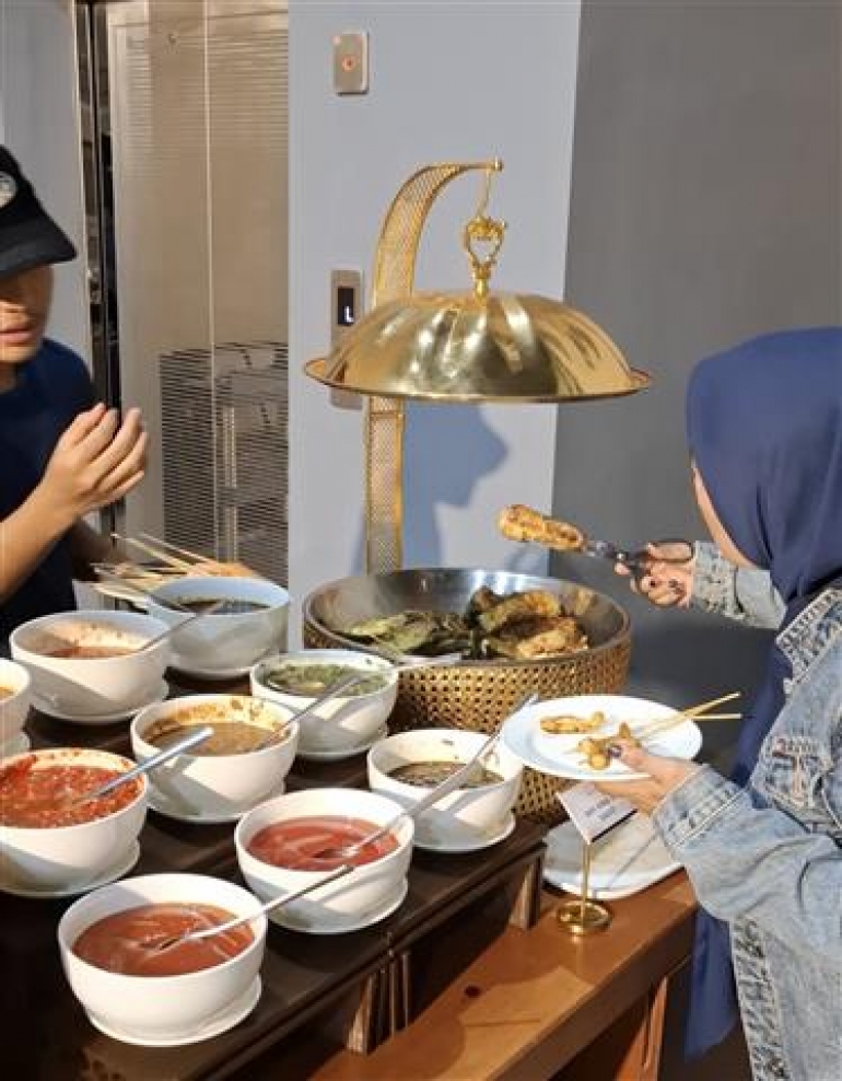 Sambut Akhir Pekan Seru, AGlow Hotel Harbor Bay Batam Luncurkan "Cinema BBQ Night" di Area Poolside