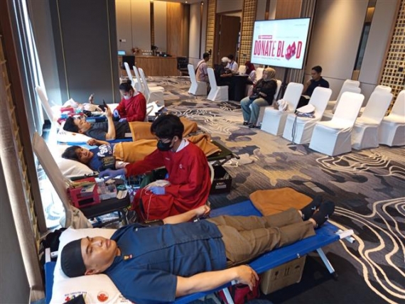 Grand Mercure Batam Centre Rayakan Anniversary Pertama dengan Aksi Donor Darah, Kumpulkan 40 Kantong Darah